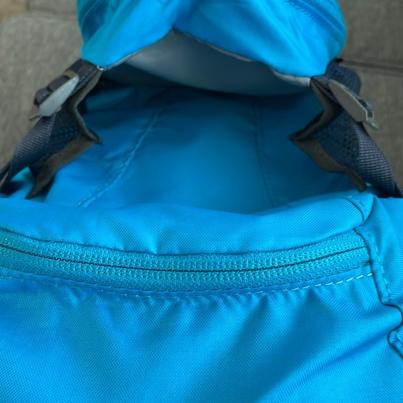 Camelpak Kid Mini Mule 50oz Hydration Pack. Blue | atomic blue/navy blue - Picture 4 of 10